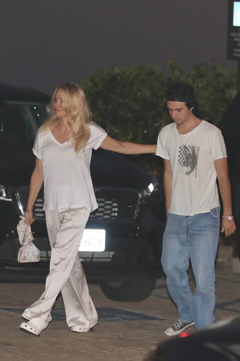 Pamela Anderson često nosi crocsice na petu