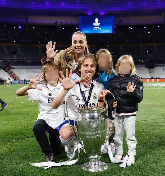 Luka Modrić s obitelji nakon osvajanja Lige prvaka