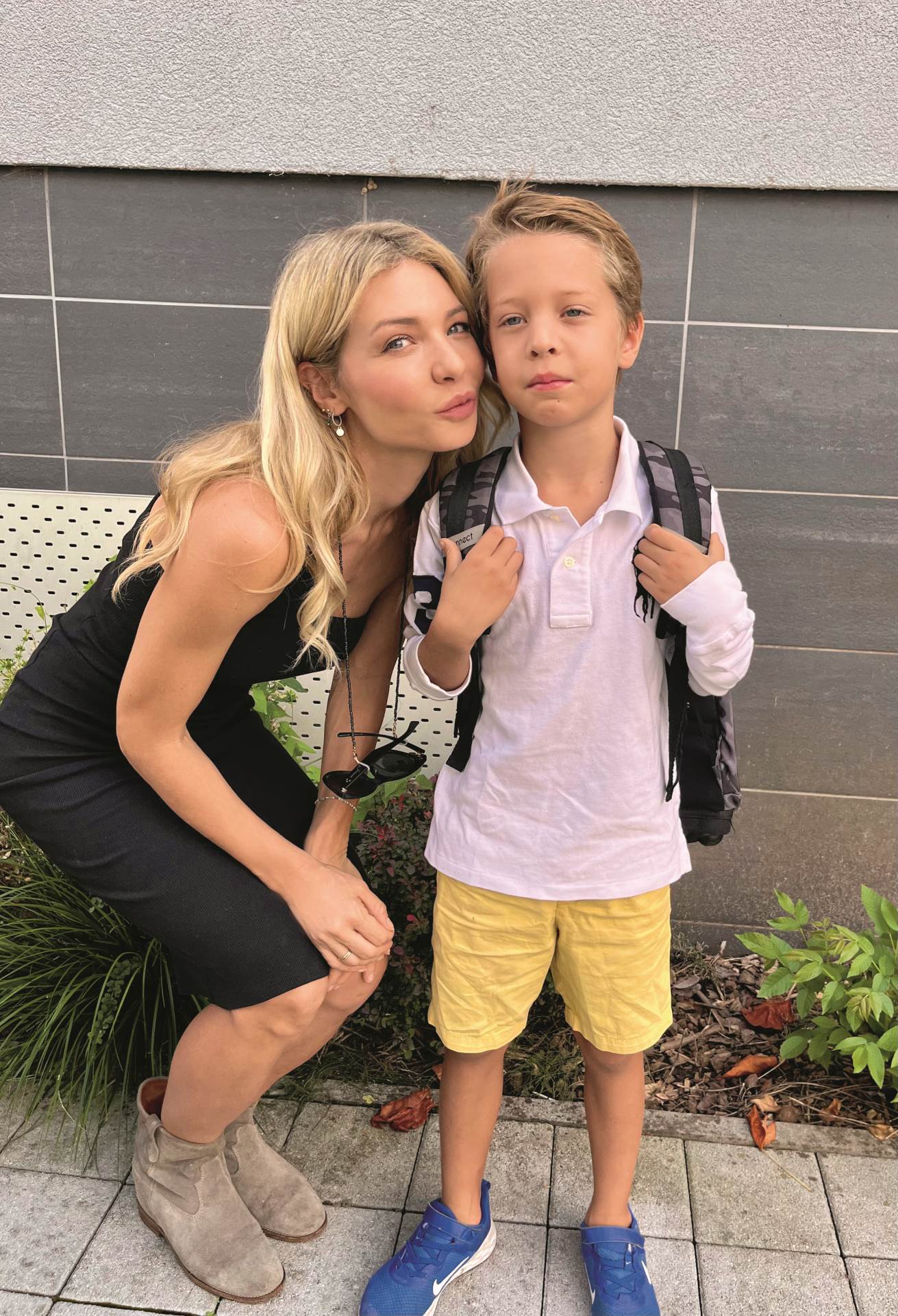 Anja Alavanja sa sinom na prvi dan škole