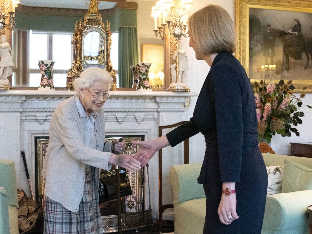 Posljednje fotografije kraljice Elizabete nastale su prilikom susreta s novom britanskom premijerkom Liz Truss