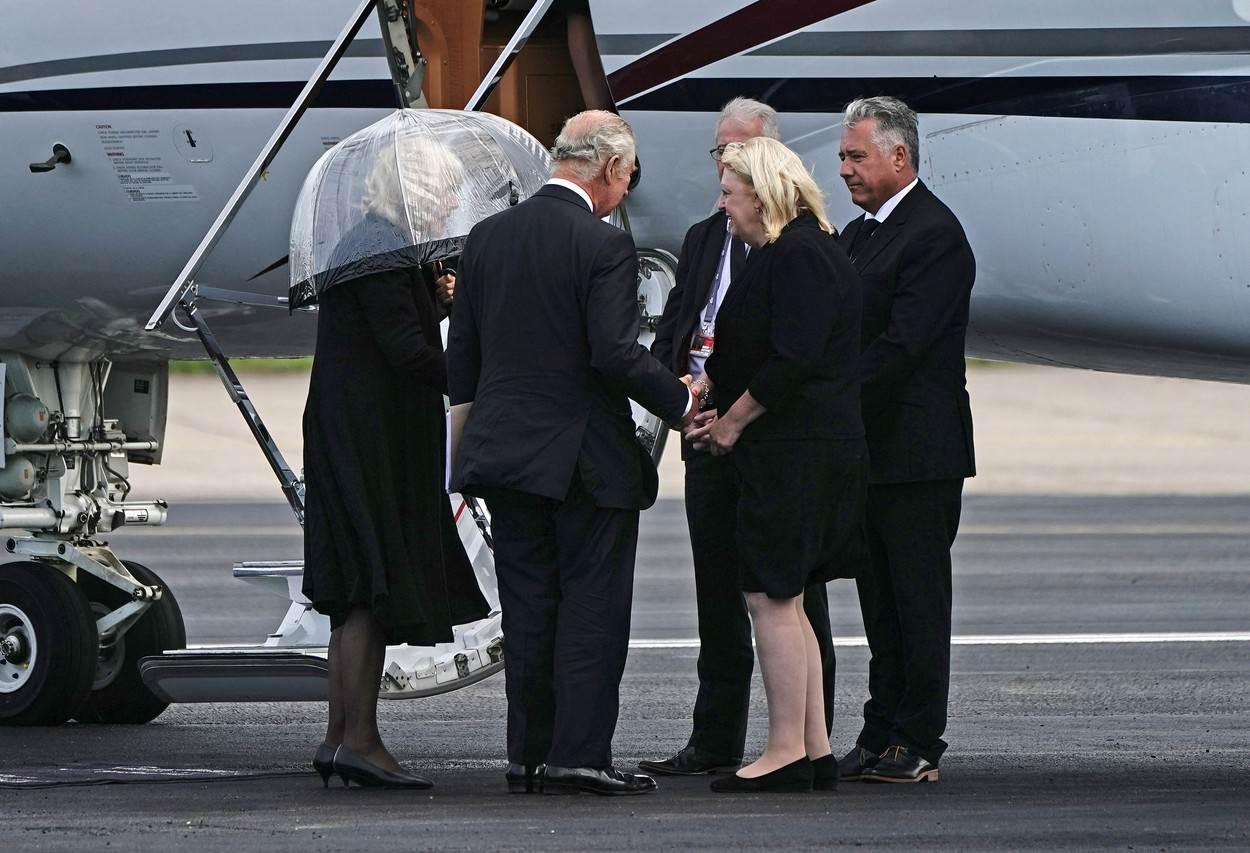 Kralj Charles i Camilla Parker Bowles se ukrcavaju u avion za London