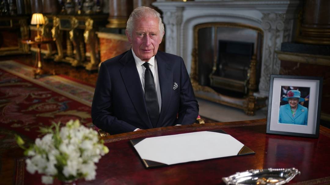 Kralj Charles u govoru je spomenuo princa Harryja i Meghan Markle