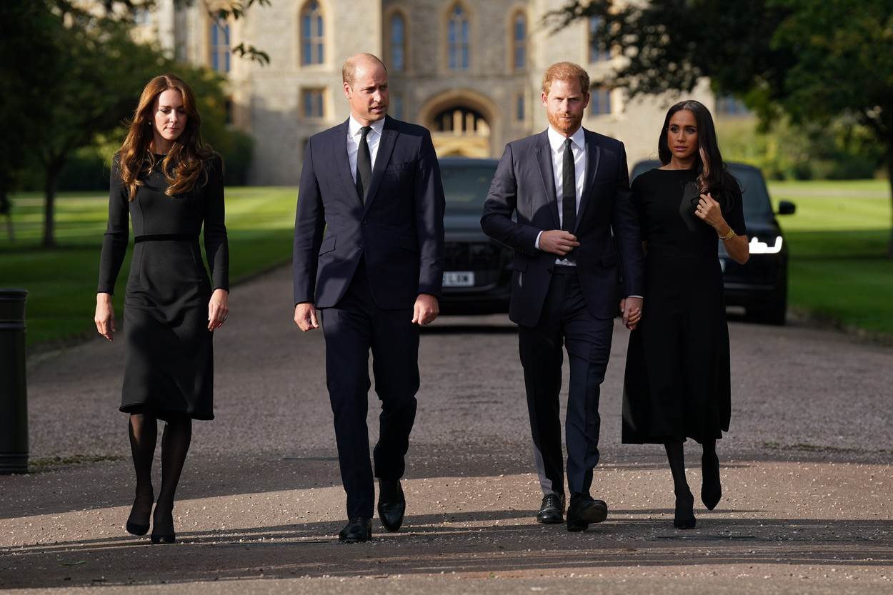 Princ Harry i Meghan Markle ispred dvorca Windsor s Kate Middleton i princem Williamom