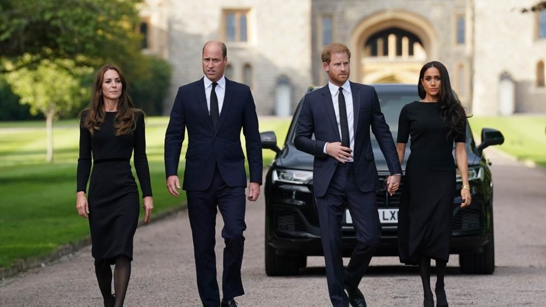 Prinčevi William i Harry sa suprugama odali počast kraljici razgledom cvijeća ispred dvorca Windsor