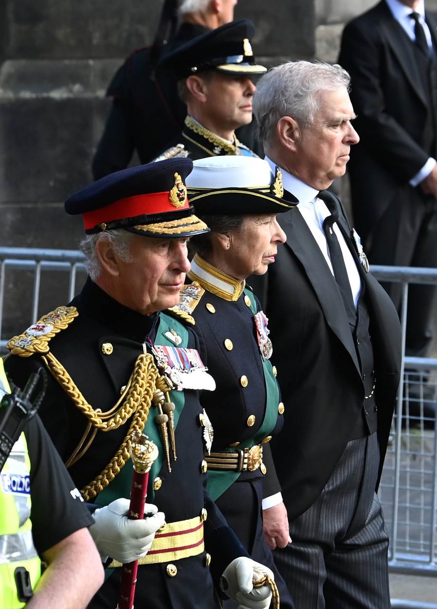 Princ Andrew nije nosio odoru dok je hodao s bratom Charlesom i sestrom Anne iza kraljičinog lijesa