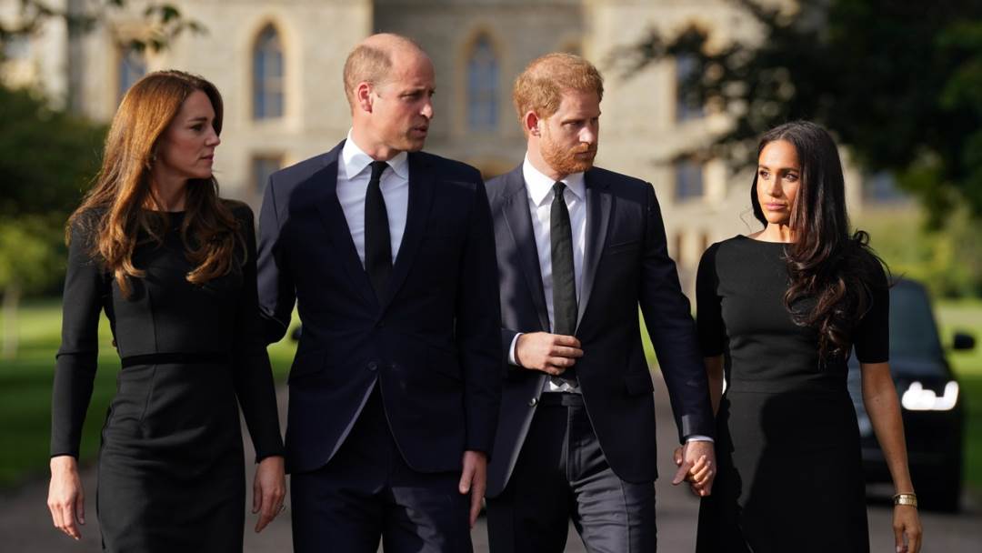 Kraljevska obitelj u šetnji Windsoru