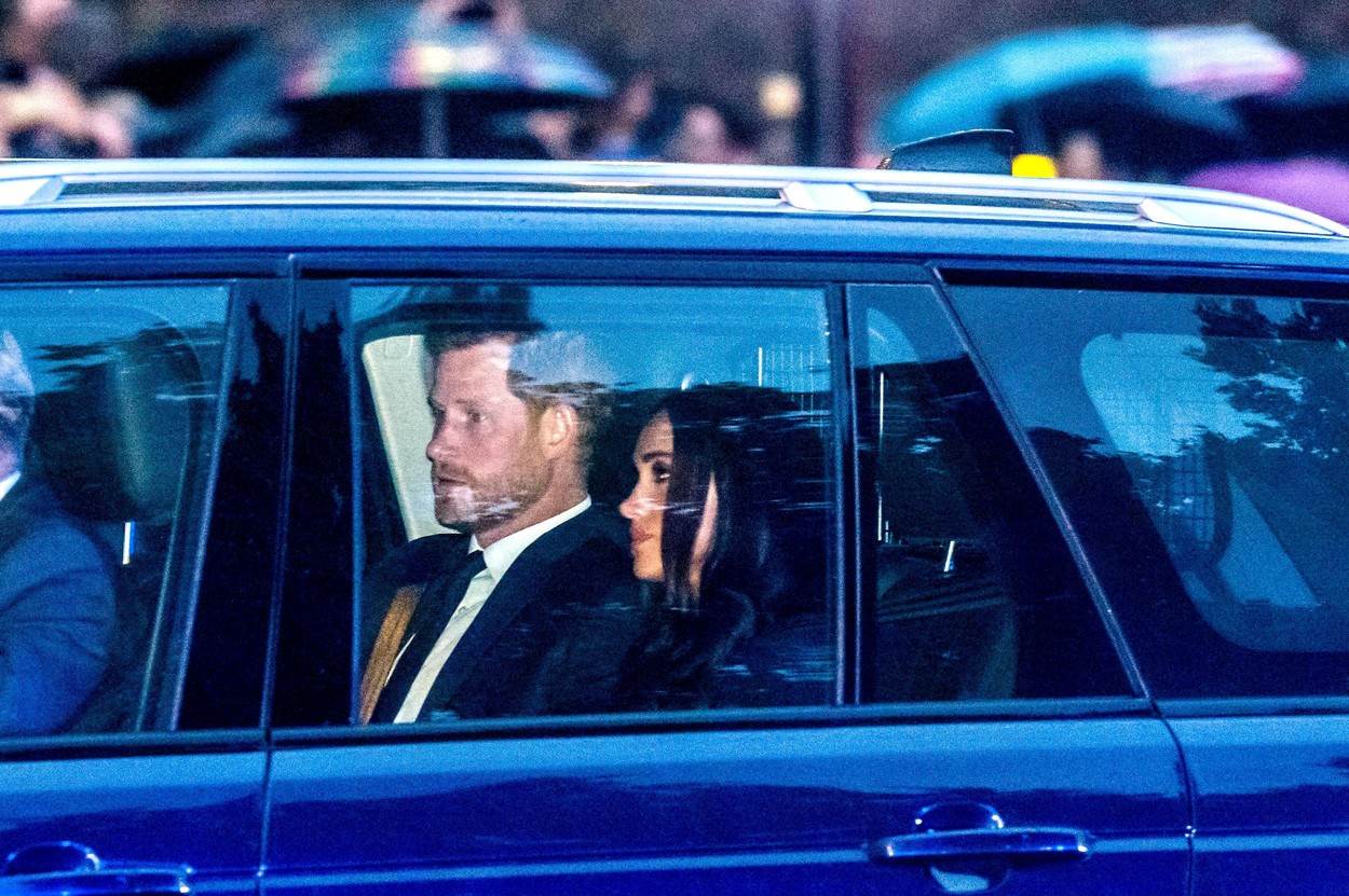 Meghan Markle i princ Harry na putu prema Buckinghamskoj palači