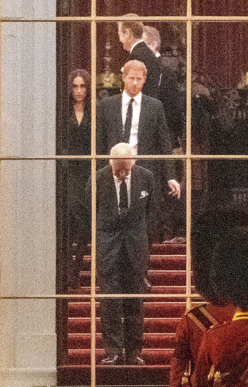 Kralj Charles, Meghan Markle i princ Harry u Buckinghamskoj palači dočekuju lijes kraljice Elizabete