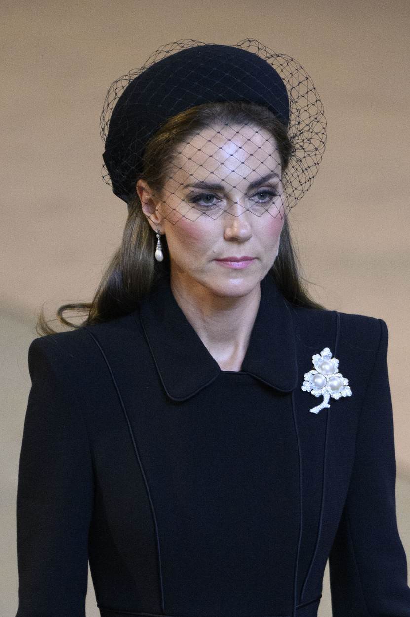 Kate Middleton nosi biserne naušnice princeze Diane i biserni broš kraljice Elizabete II.