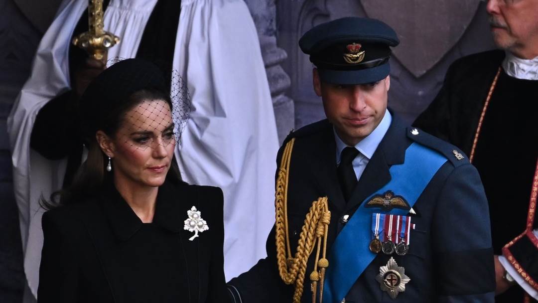 Kate Middleton i princ Wiiliam na susretu s kraljičinim lijesom