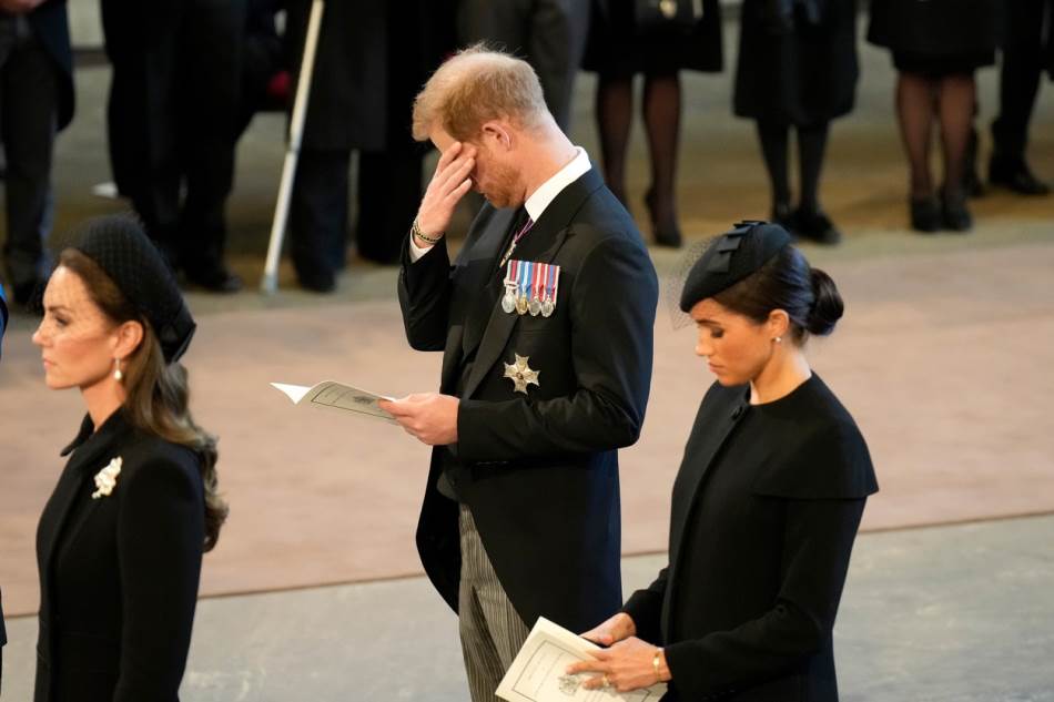 Princ Harry plakao je hodajući za lijesom kraljice Elizabete
