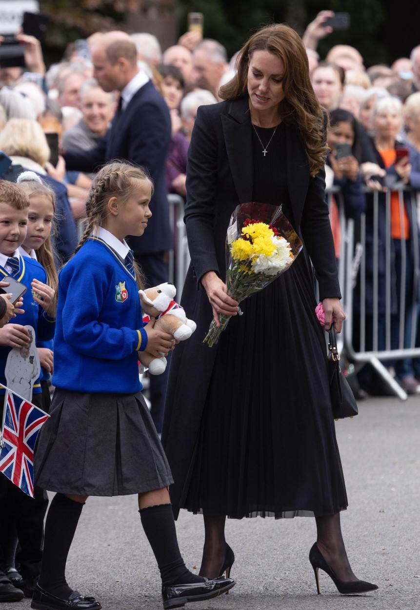 Kate Middleton povela je djevojčicu Elizabeth Sulkovsku da ostavi cvijeće i igračku za kraljicu