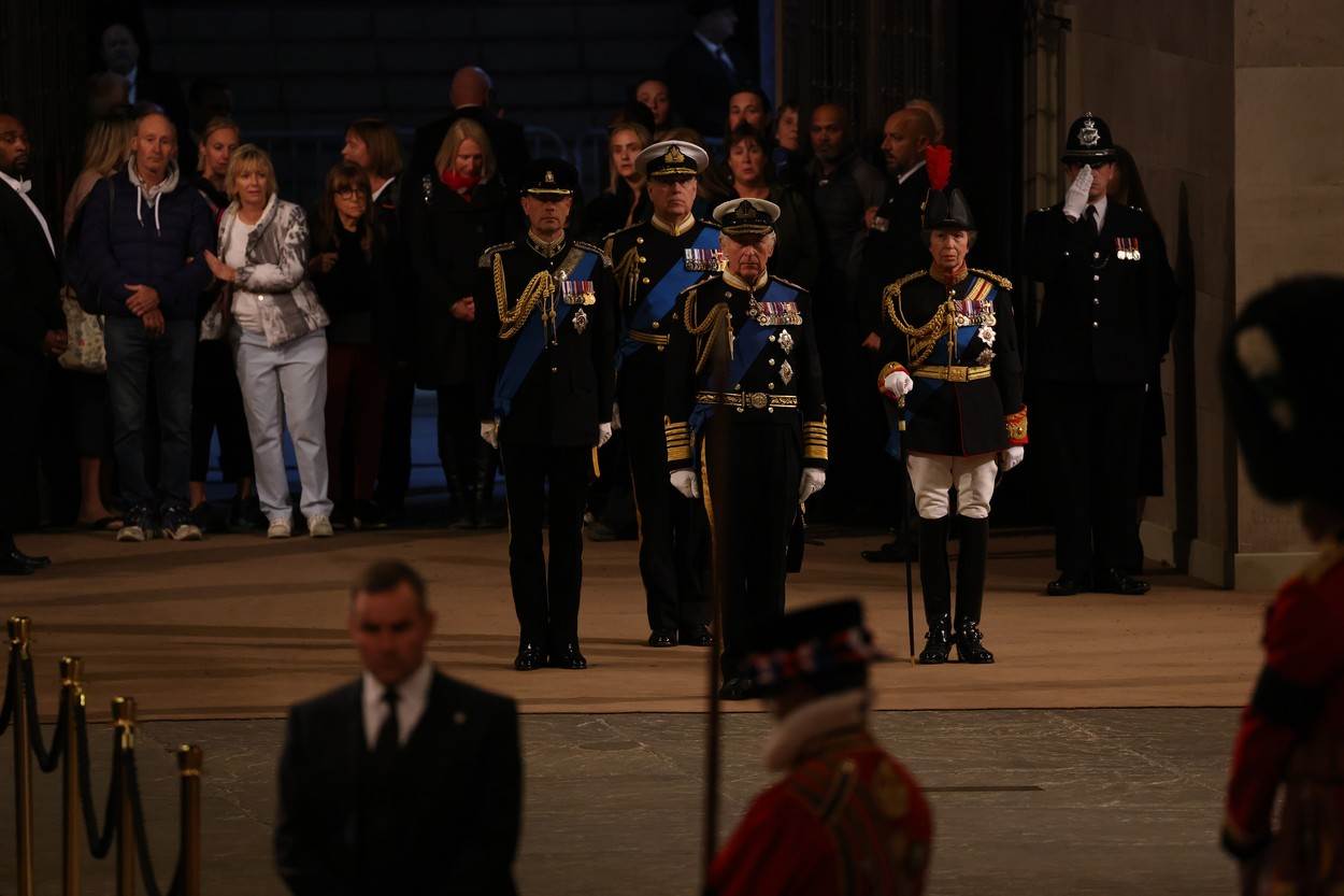 Kralj Charles, princ Andrew, princeza Anne i princ Edward na bdjenju za kraljicu Elizabetu