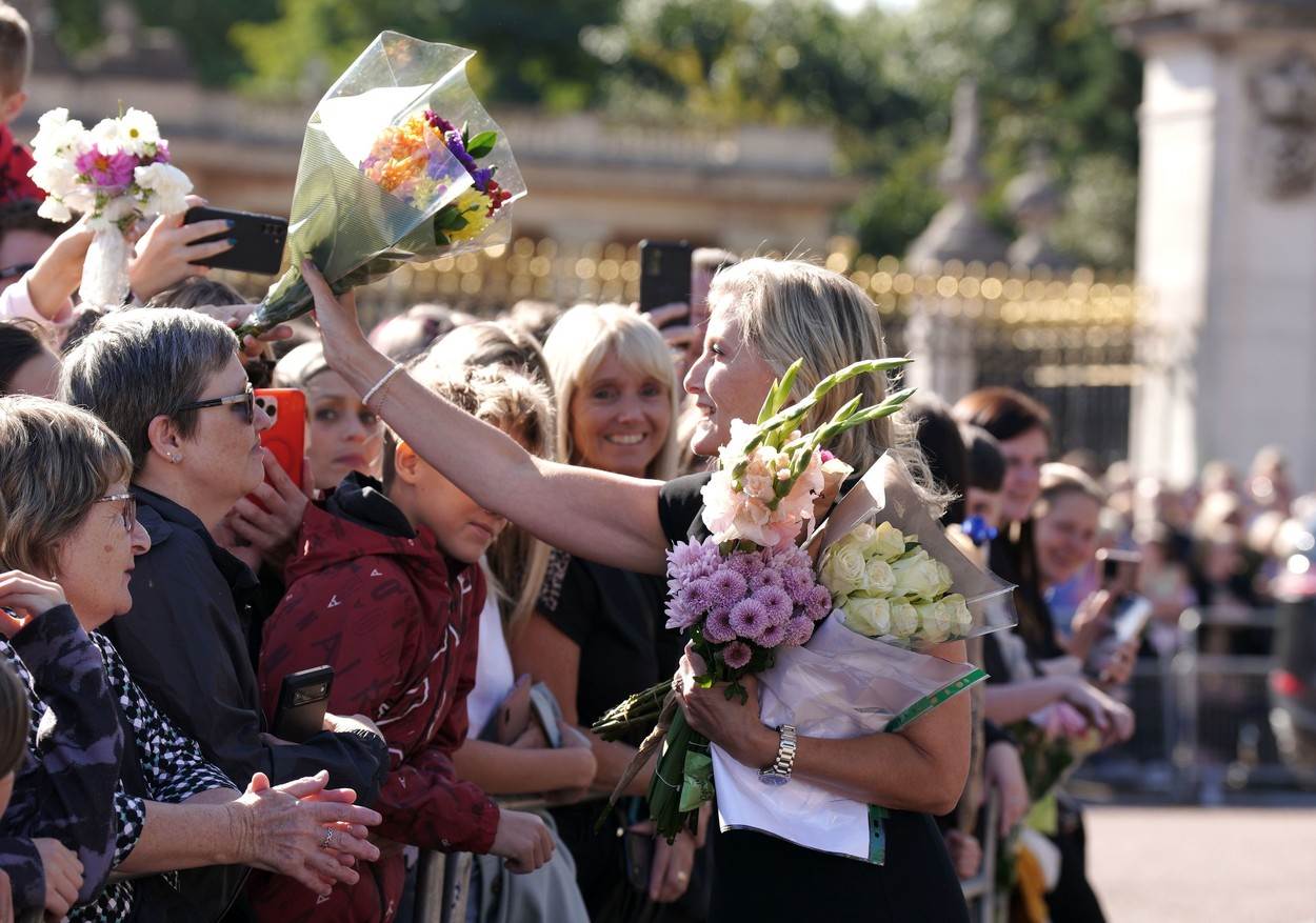Grofica Sophie primila je cvijeće od okupljenih građana