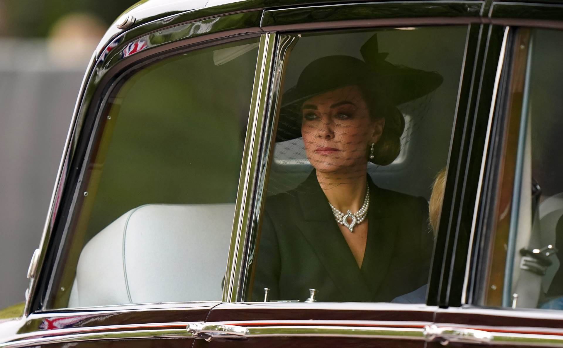 Kate Middleton na sprovod kraljice Elizabete nosila je ogrlicu iz kompleta nakita koji je dobila od kraljice