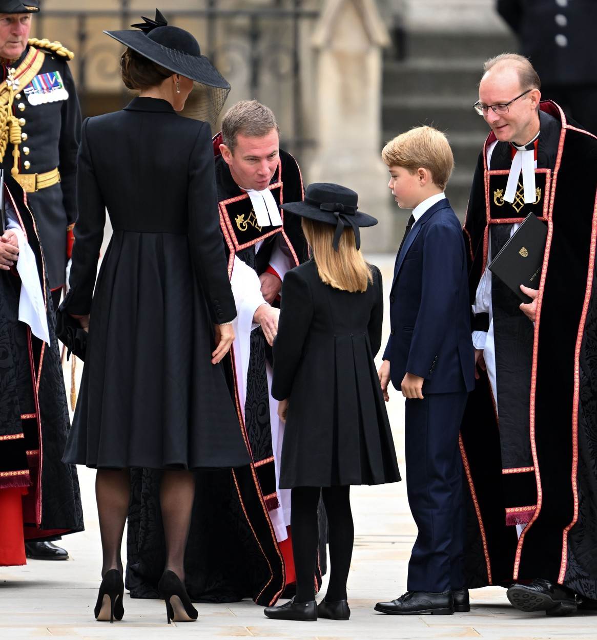 Princeza Charlotte s princom Georgeom i Kate Middleton na sprovodu kraljice Elizabete
