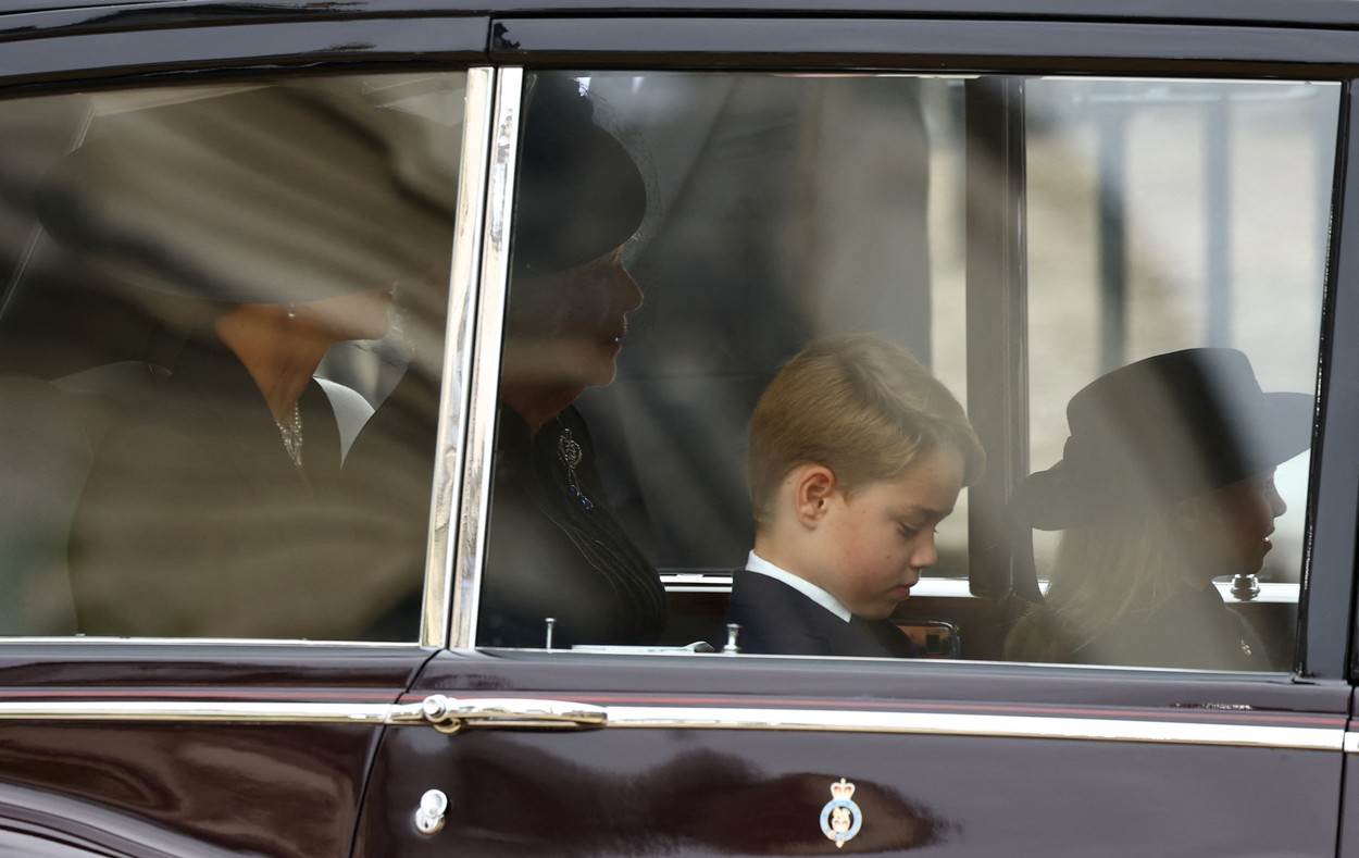 Kate Middleton s princom Georgeom, princezom Charlotte i Camillom Parker Bowles stiže na sprovod
