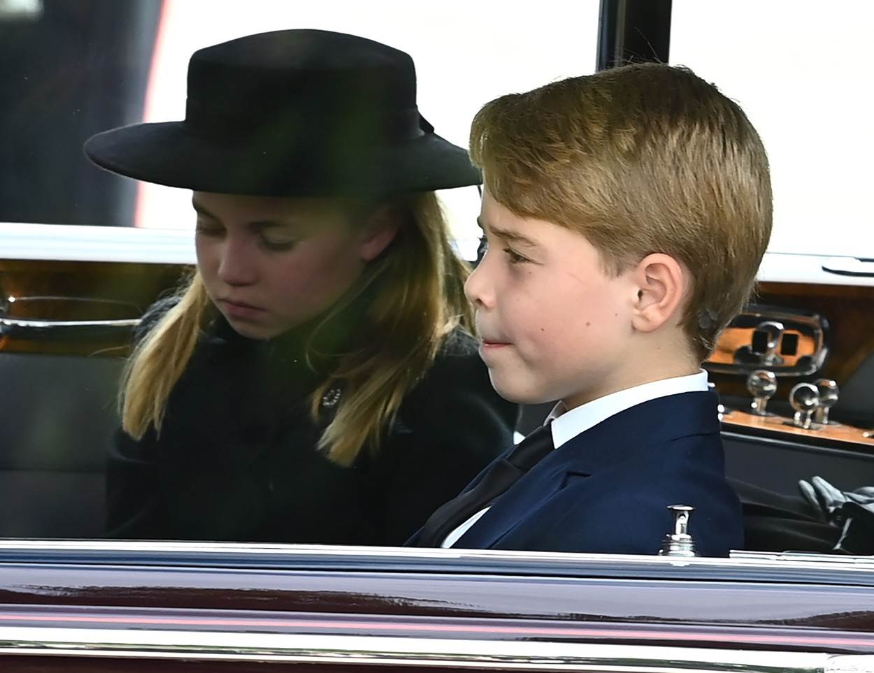 Princ George i princeza Charlotte na sprovodu kraljice Elizabete II.