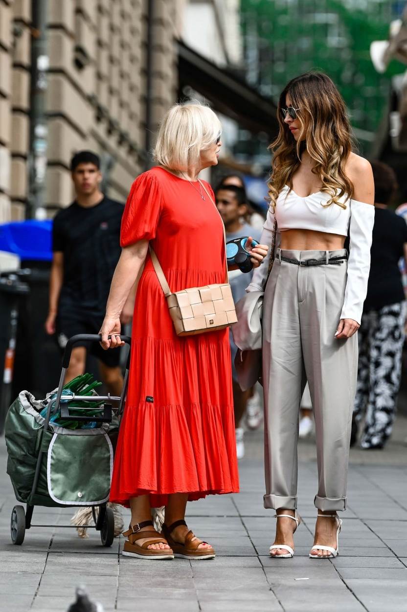 Anja Tubin u Zara topu i Massimo Dutti hlačama