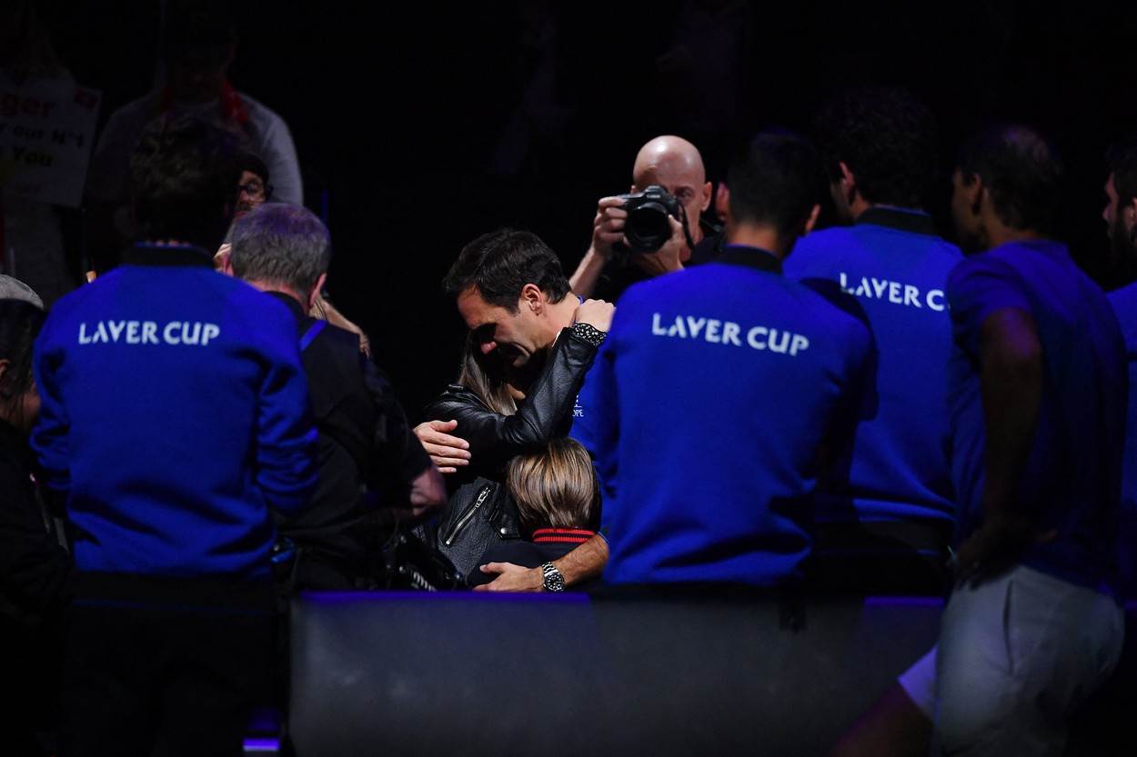 Roger Federer s djecom i suprugom Mirkom nakon posljednjeg meča u karijeri