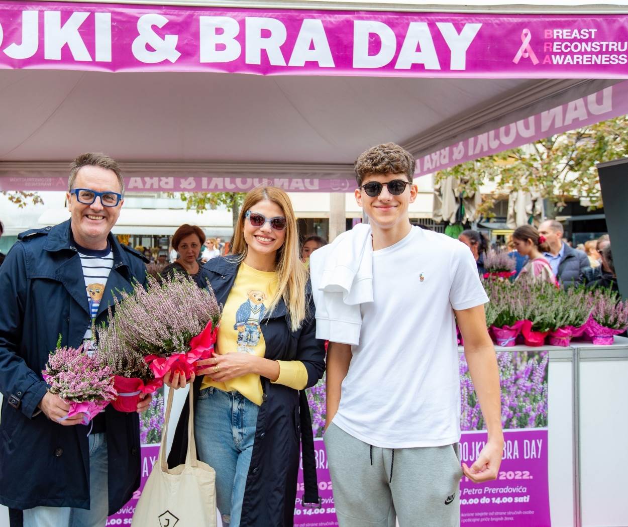 Lejla i Tarik Filipović sa sinom Dinom na Cvjetnom trgu