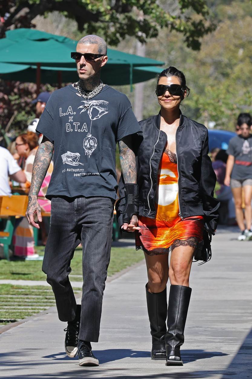 Kourtney Kardashian i Travis Barker u šetnji