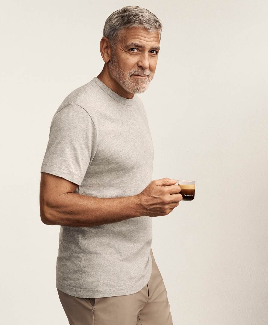 George Clooney pije Nespresso kavu