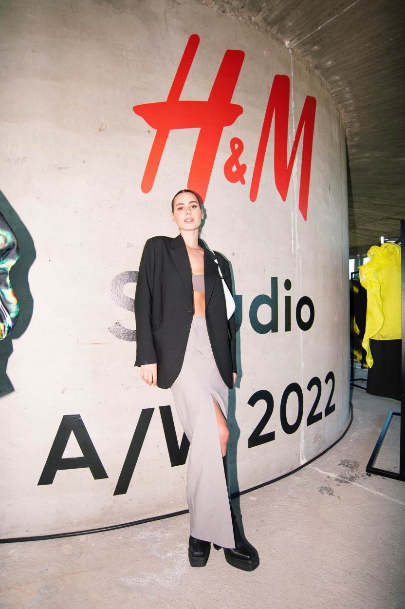 Nika Turković u crnom sakou na predstavljanju H&M Studio kolekcije
