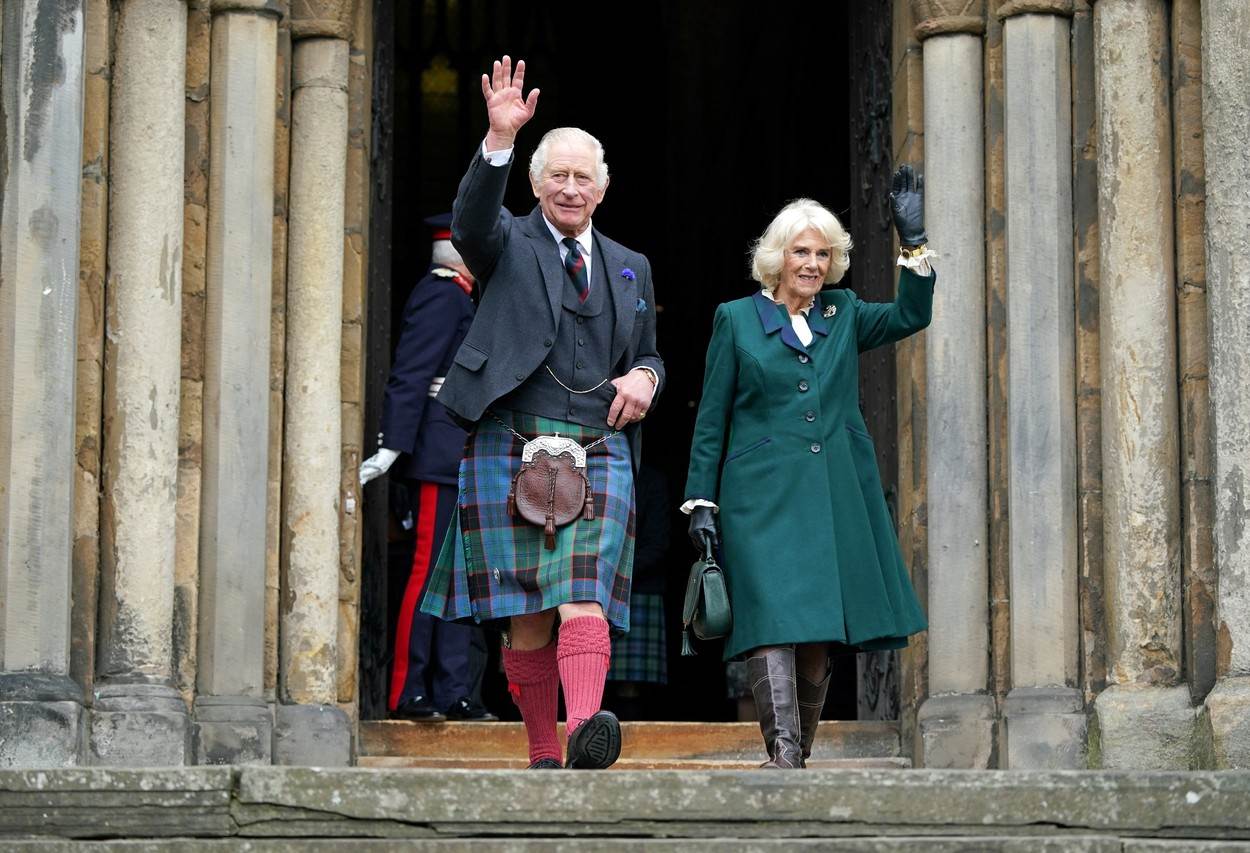 Camilla Parker Bowles i kralj Charles III. u Dunfermlineu u Škotskoj