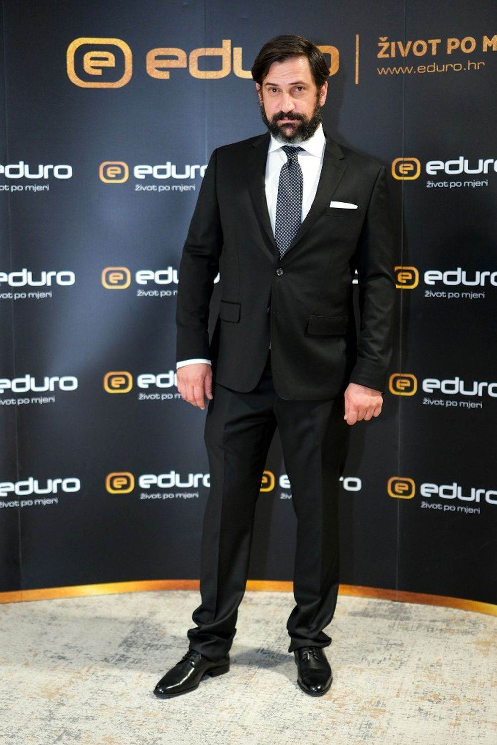 Goran Bogdan u crnom odijelu
