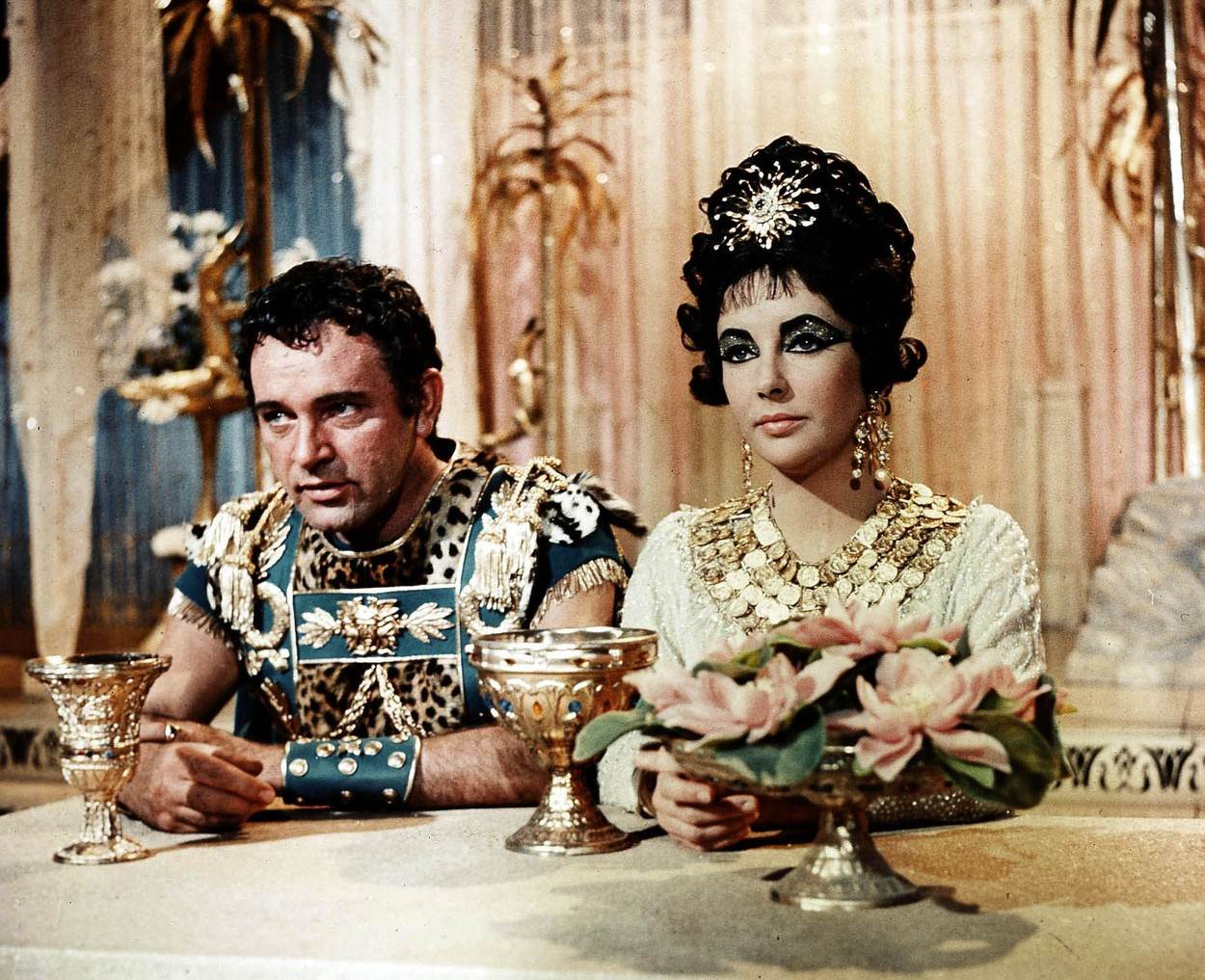 Elizabeth Taylor i Richard Burton na setu filma 'Kleopatra'