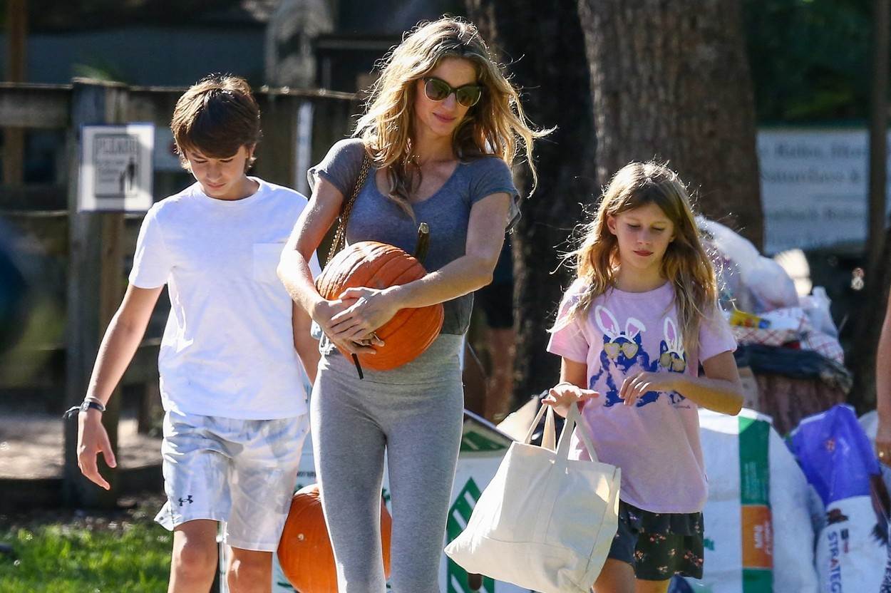 Gisele Bundchen s djecom nakon službene objave da se razvodi od Toma Bradyja