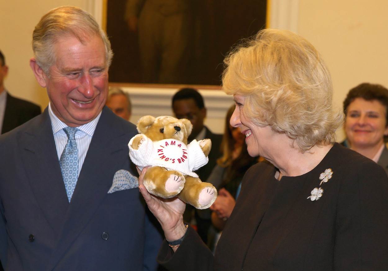 Kralj Charles III. se ne odvaja od plišanog medvjedića