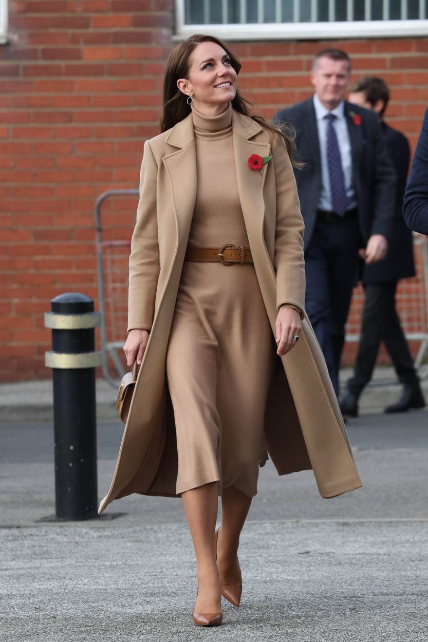 Kate Middleton u bež haljini