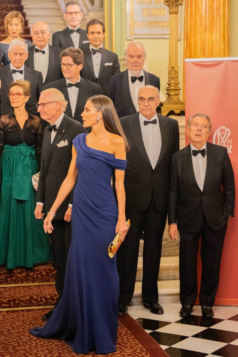 Kraljica Letizia u haljini koja sužava figuru