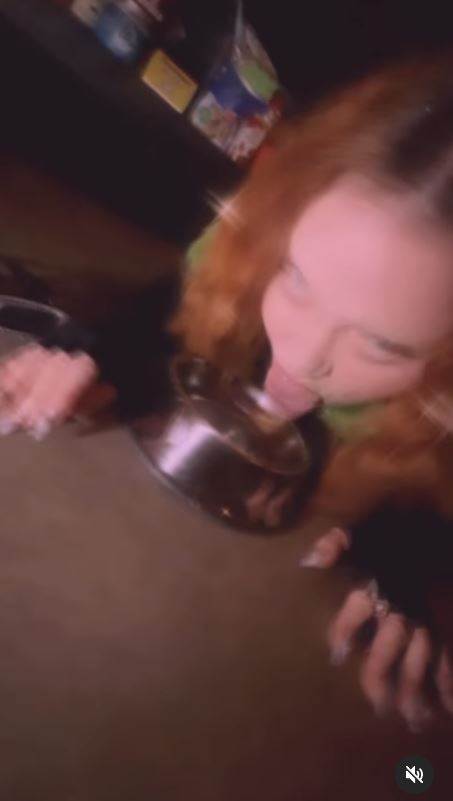 Madonna pije vodu iz zdjelice za pse