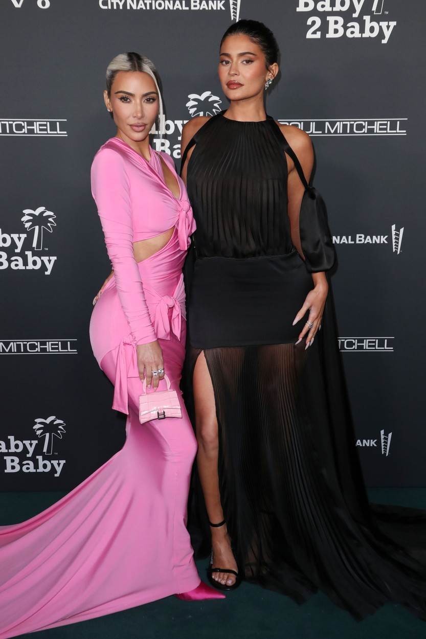 Kim Kardashian i Kylie Jenner na Baby2Baby gala večeri