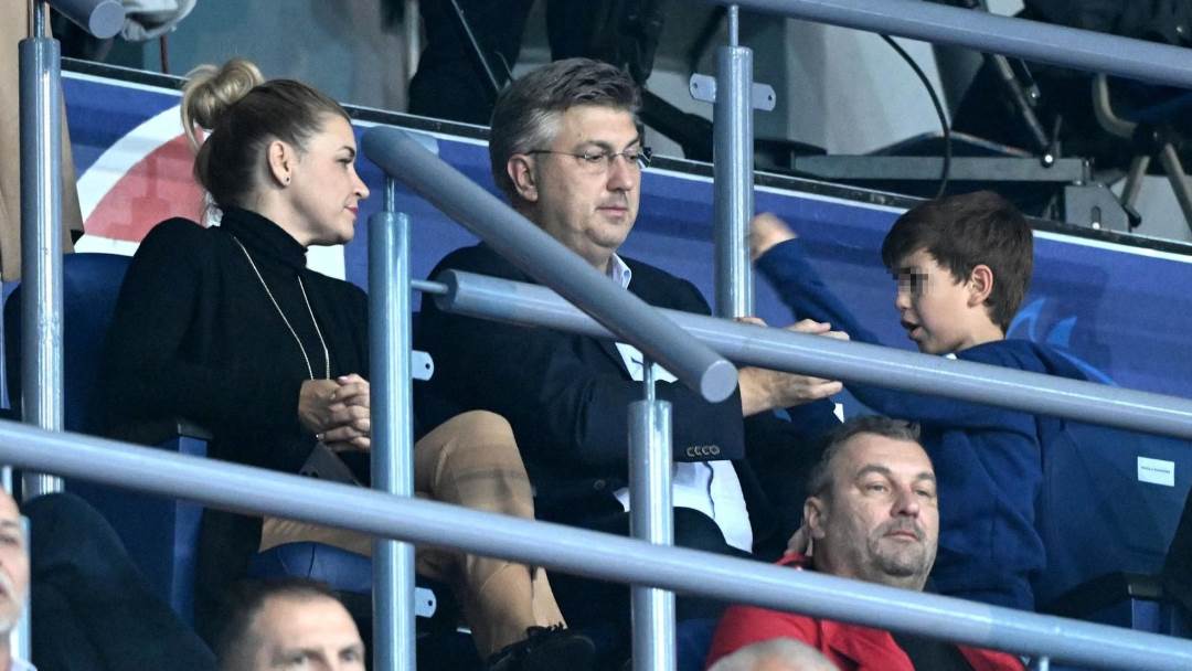 Andrej Plenković sa sinom i Nikolinom Brnjac na košarkaškoj utakmici
