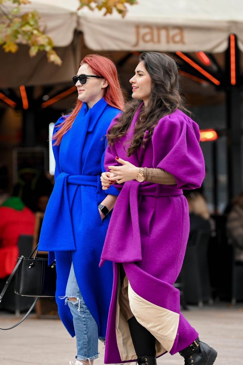 Dame u istim kaputima različite boje