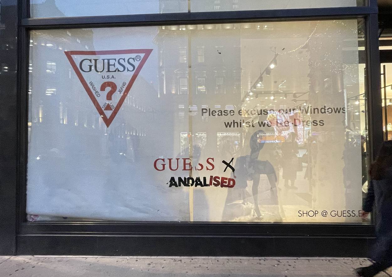 Nakon Banksyjeve objave osoblje Guess trgovine prekrilo je izlog