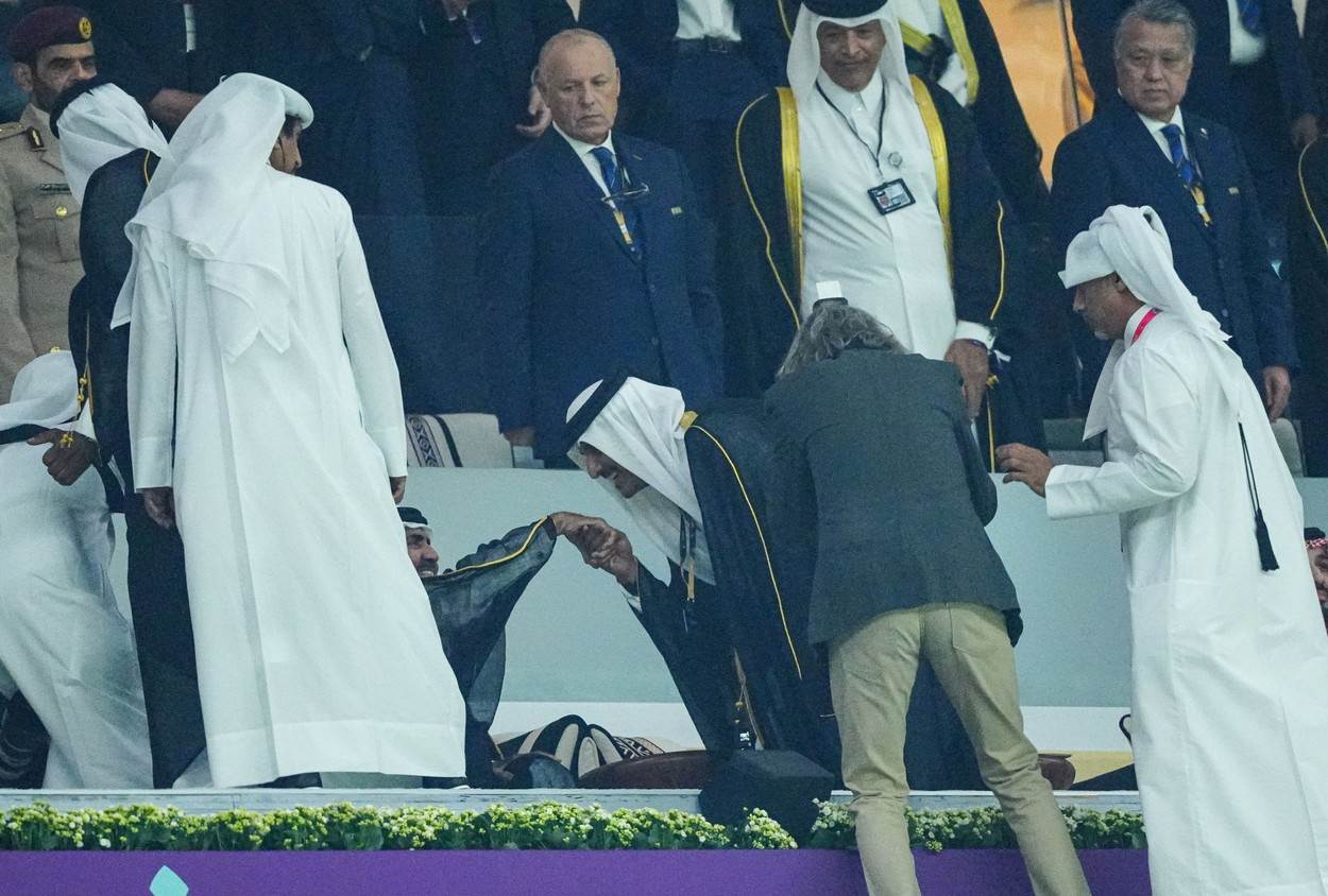 Tamim bin Hamad Al Thani ljubi ruku ocu