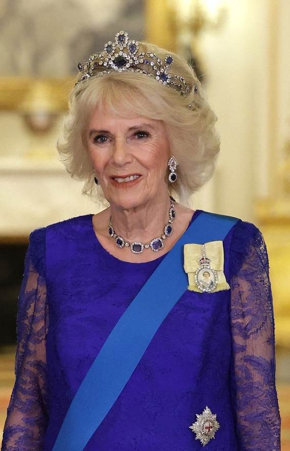 Camilla Parker Bowles nosi tijaru kraljice Elizabete