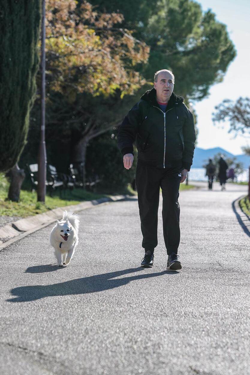 Mladen Grdović u šetnji sa psom