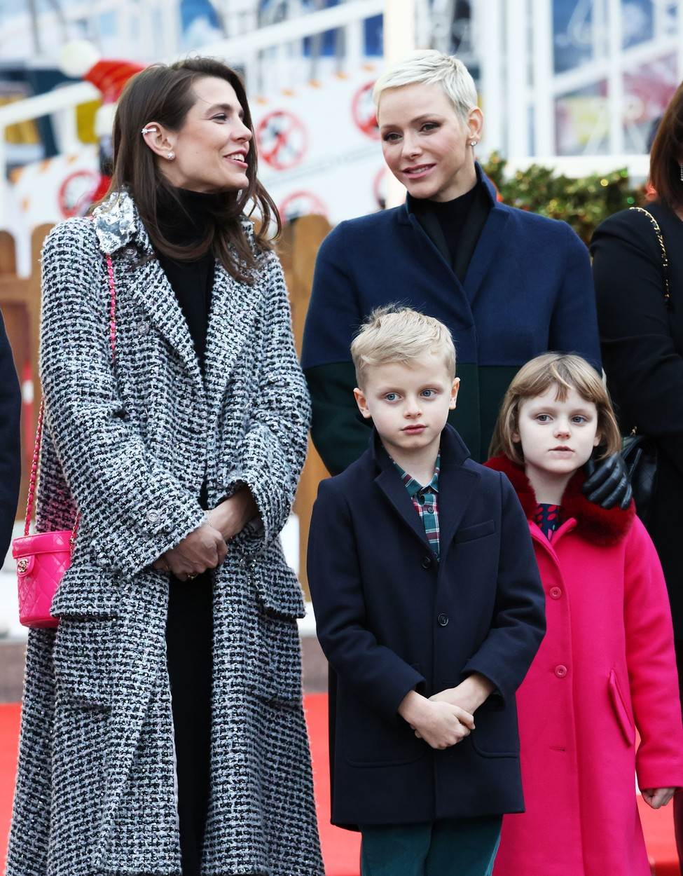 Charlotte Casiraghi i princeza Charlene u božićnom selu
