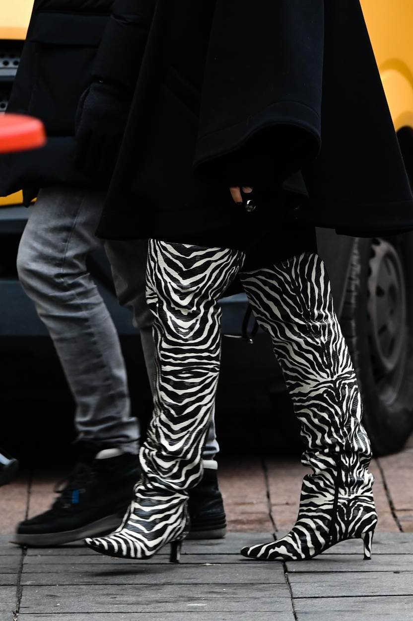 Plavuša na špici nosi zebraste čizme s kitten petom