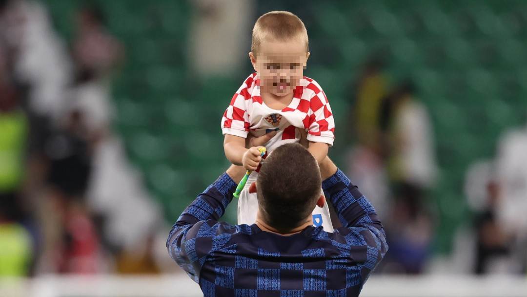 Mateo Kovačić sa sinom nakon utakmice