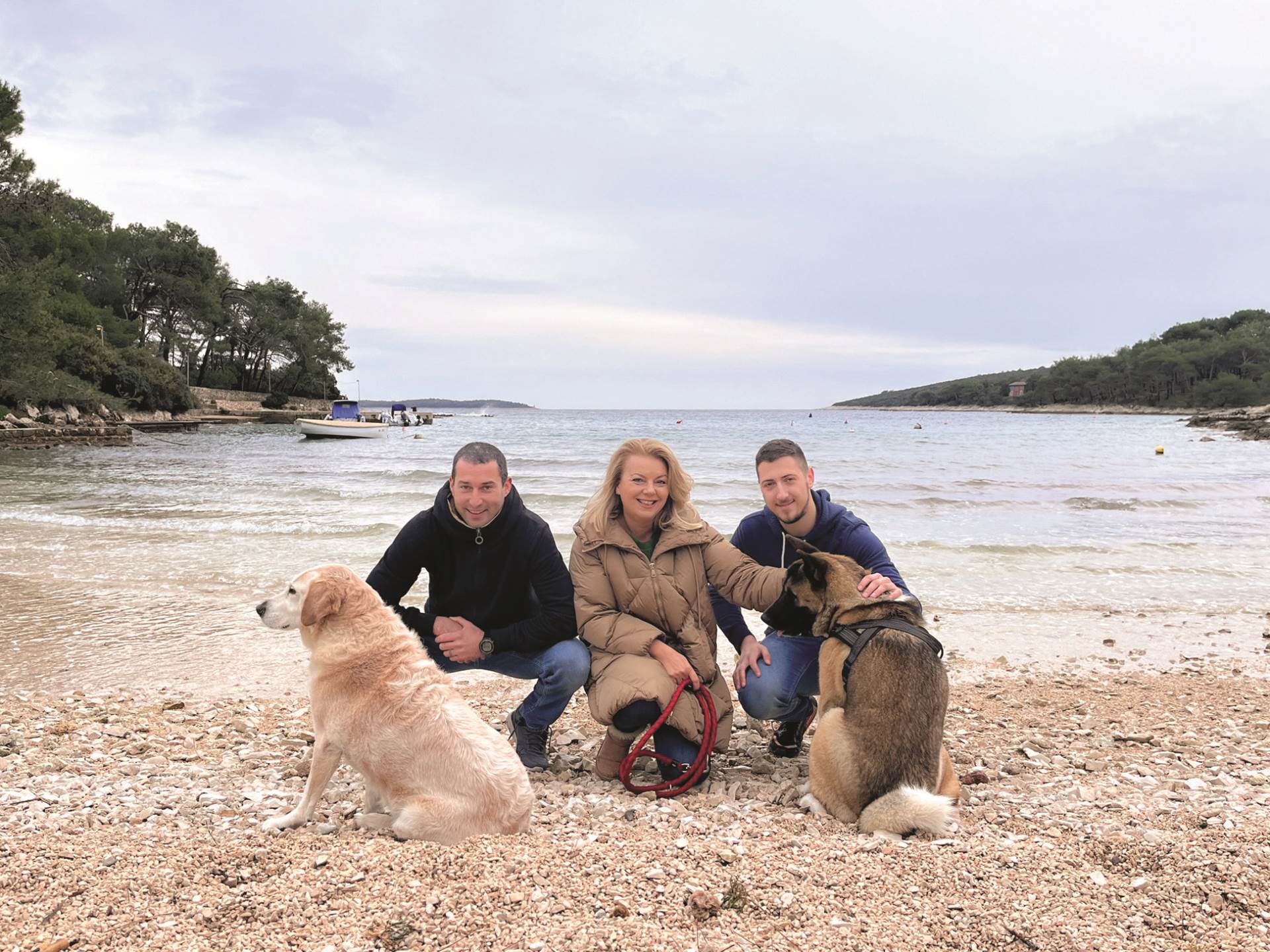 Šetnja plažom na Lošinju s kuharima Nikolom Šoićem i Borisom Brečićem te sa psima Lunjom i Boom