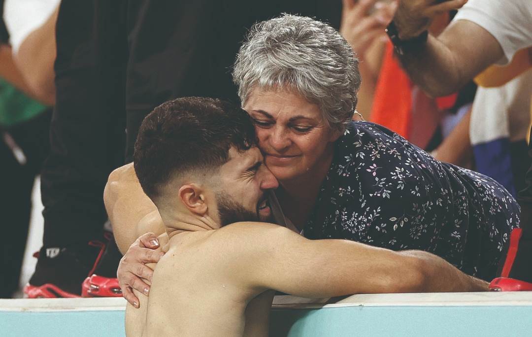 Joško Gvardiol u zagrljaju majke Sanje nakon utakmice