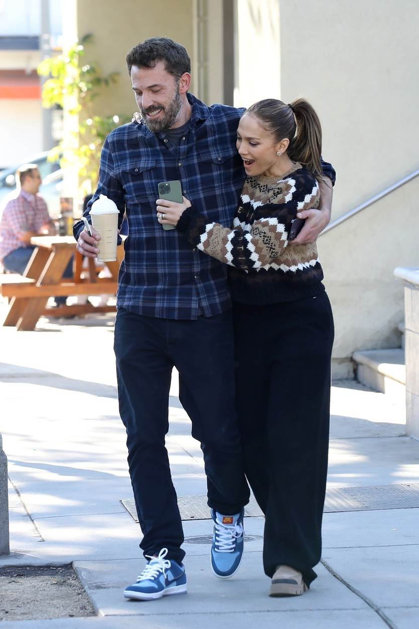 Jennifer Lopez i Ben Affleck snimljeni zagrljeni