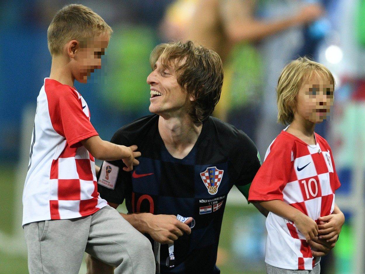 Luka Modrić s djecom na Svjetskom prvenstvu u Rusiji